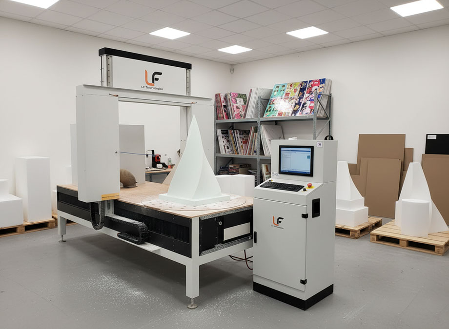 Schneiden von Formen und Schriftzügen aus Leichtbaumaterialien mit Schleifdraht