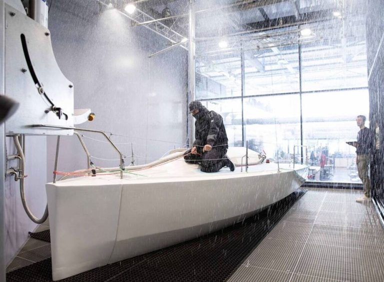 Wasserdichtigkeitstest an Outdoor-Bekleidung