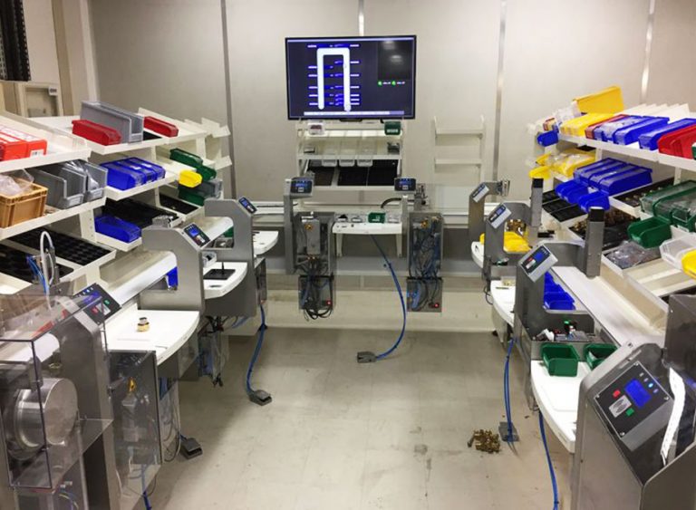 Montage- und Prüfstand für medizinische Durchflussmesser