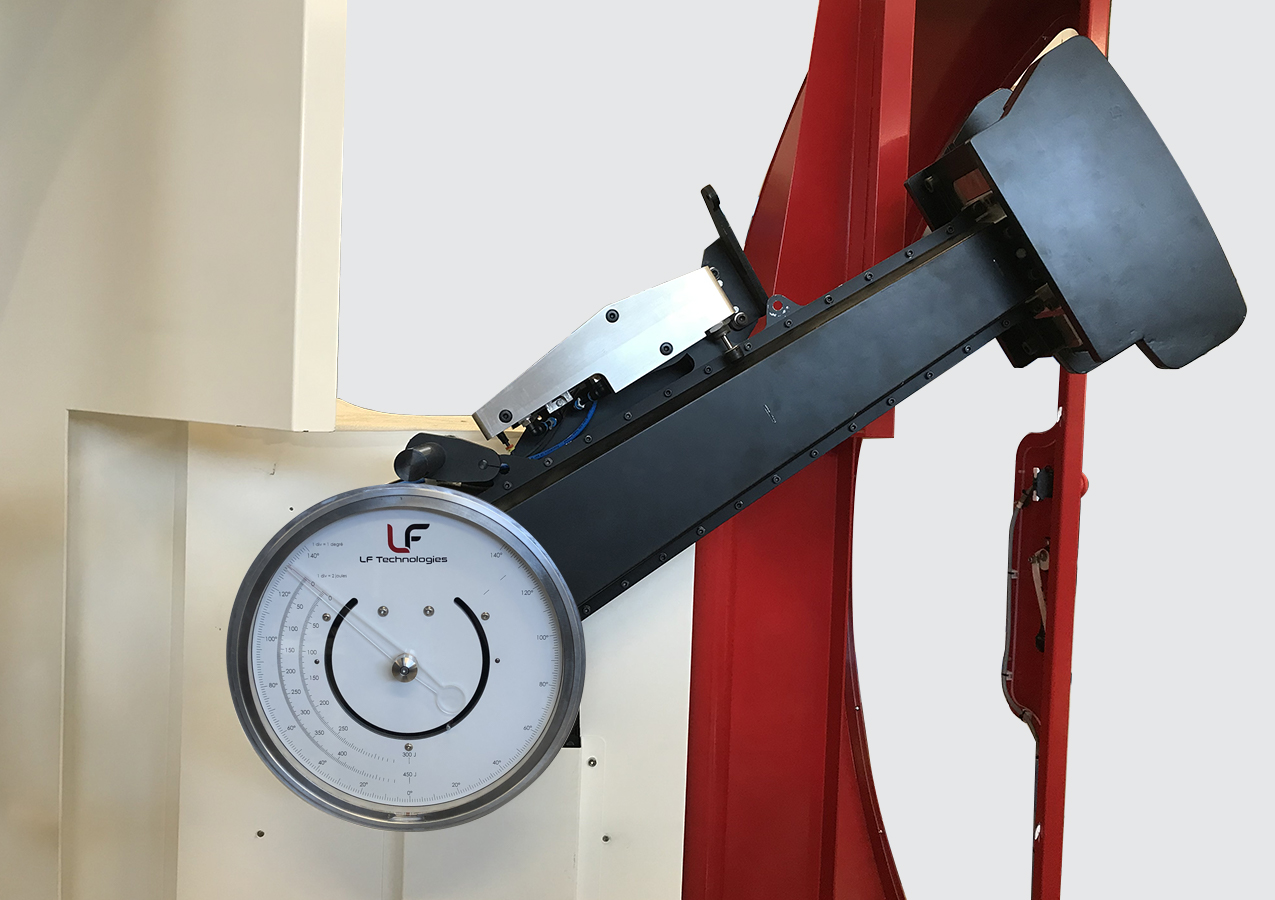 Motorisierter Arm, der eine präzise Positionierung und ein fliegendes Auflegen nach dem Test ermöglicht.