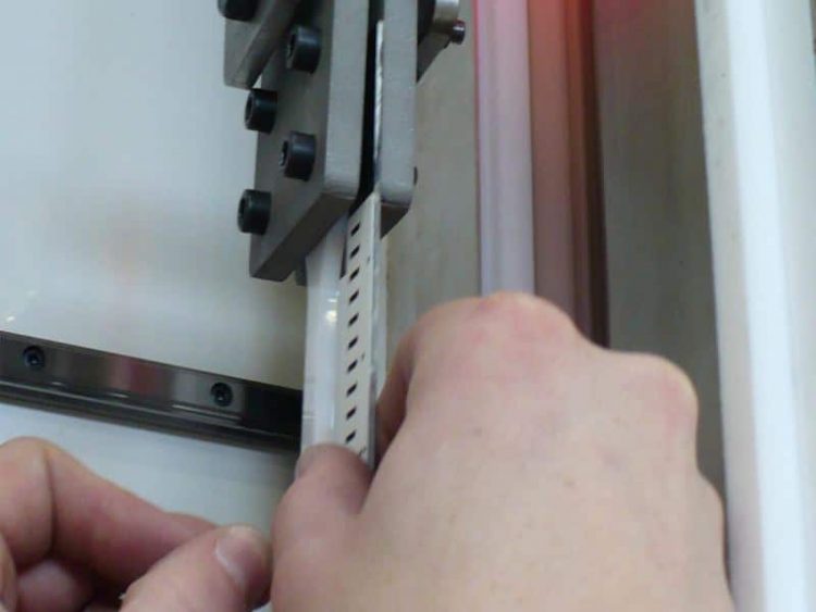 Einfache Befestigung von Proben und Linealen für die optische Kalibrierung.
