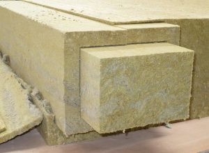 Bloc de laine de verre découpé de façon précise