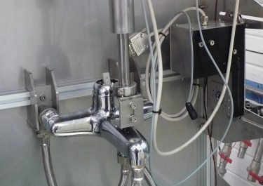 Die Bank verfügt über eine Funktion, die sicherstellt, dass der Wechsel zwischen Bade- und Duschmodus korrekt erfolgt.