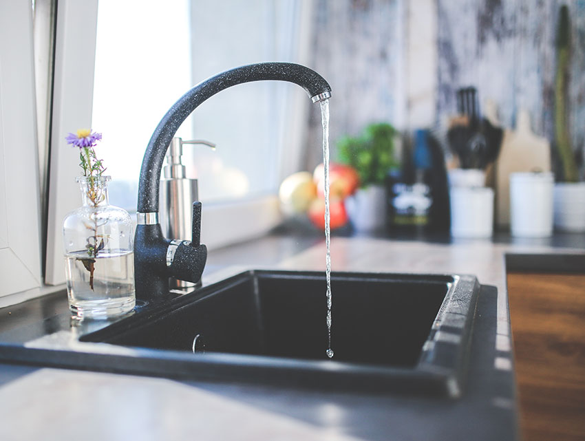 Bei welchem Druck und bei welcher Temperatur wird ein Wasserhahn geprüft?