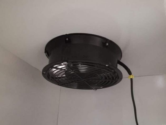 Sorgt für die Sauberkeit der Maschine und der Produkte für die Bearbeitung.